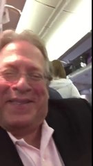 Il hurle sur un gamin qui pleure dans l'avion... Hilarant !