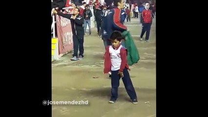 Ce gamin danse comme Michael Jackson en plein match de football !