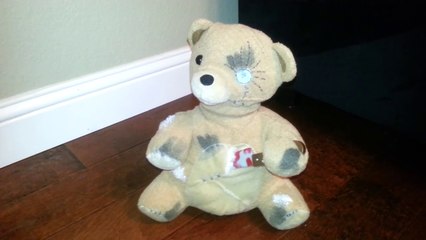 Cette peluche est effrayante !! Un ours mort-vivant avec un couteau !!