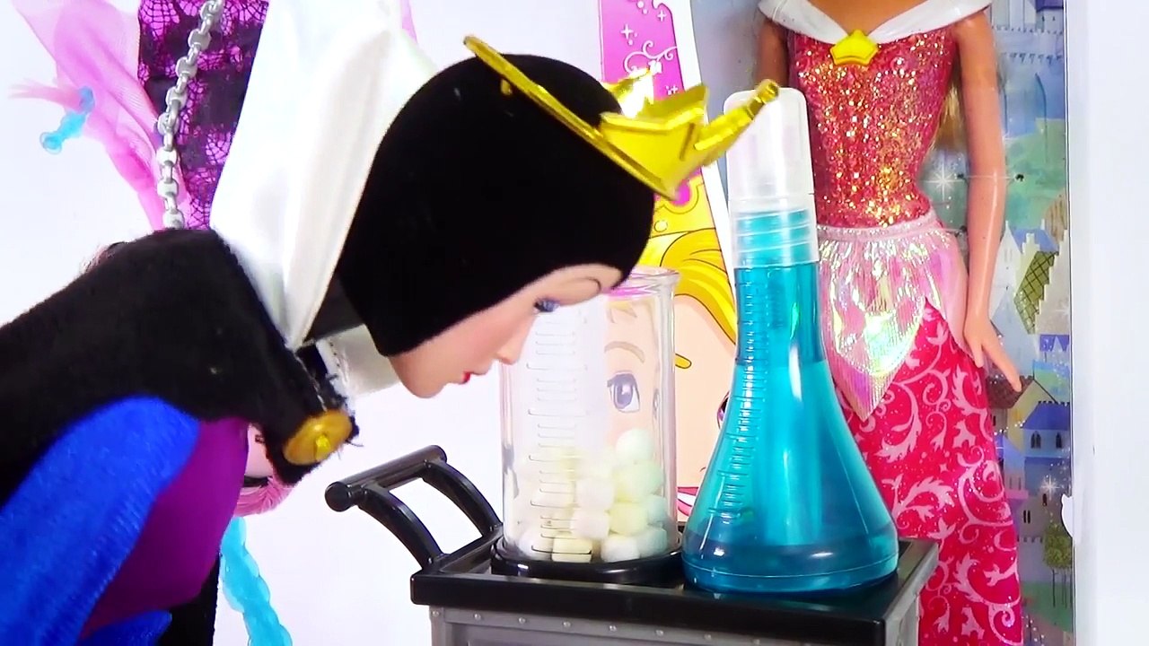 Rainha Má da Branca de Neve Captura Bela Adormecida e Draculaura! Novelinha Bonecas (Parte2)