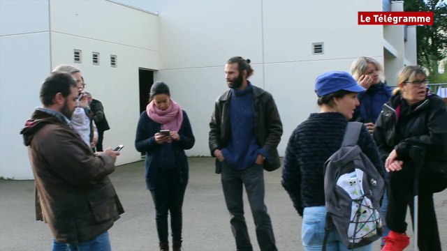 Le Cloître-Saint-Thégonnec (29). Des roundballeurs à l'entrée de l'école