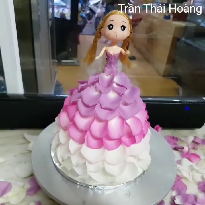 Bánh kem búp bê kết hợp với cánh hồng tươi