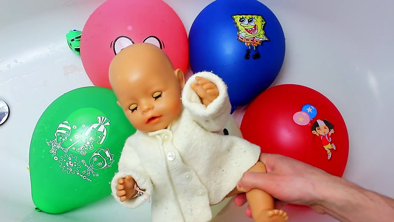 BABY BORN DOLL FINGER FAMILY SONG WATER BALLOONS - LEARN COLORS - Nursery Rhymes for Toddlers