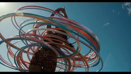 Elle réalise l'exploit de faire du hula hoop avec 180 cerceaux