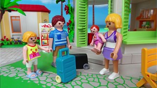Playmobil Family Swims With Dolphins At the Pool Of A Cruise Ship - Playmobil Toy Videos (Spanish)