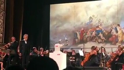 Un robot chef d'orchestre vole la vedette au ténor Andrea Bocelli