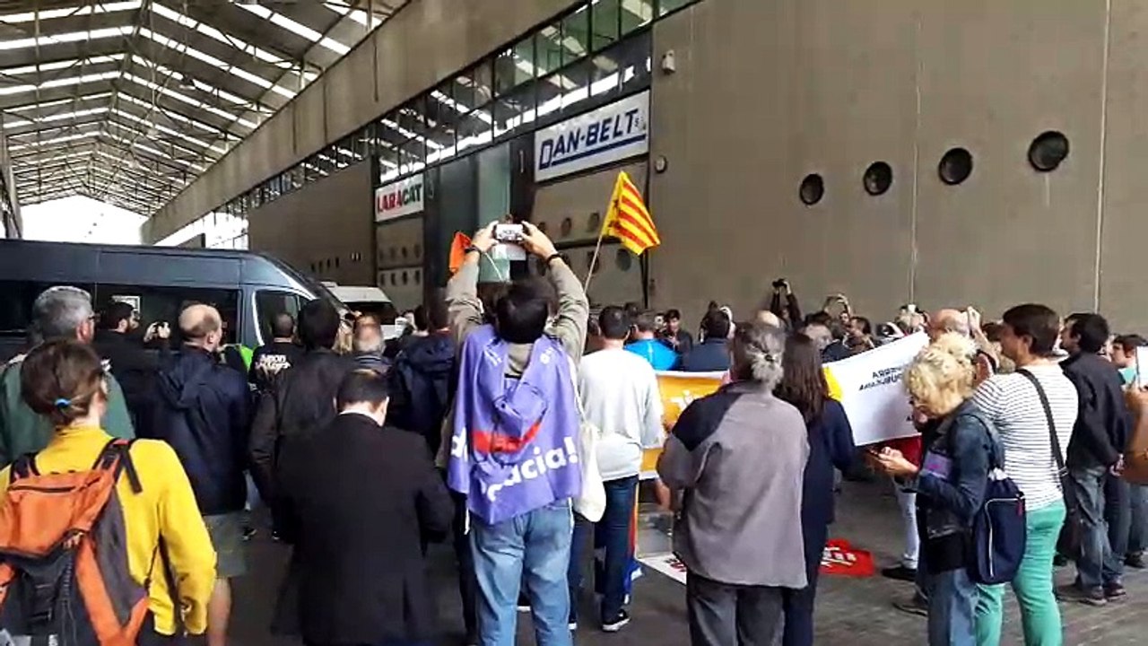 Desenes de persones criden 'votarem' davant l'entrada de l'imprempta Artyplan, a Sant Feliu del Llobregat 2017-09-15