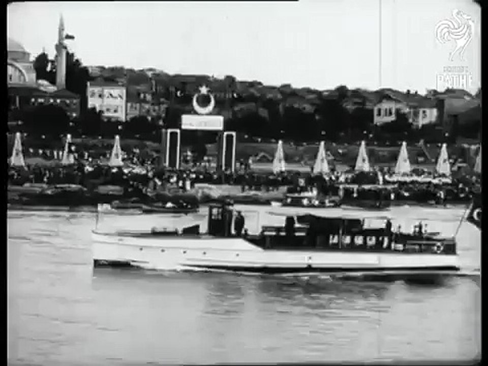 Atatürkü Karşılamak İçin Boğaza Çıkan İnsanlar