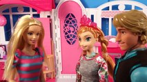 Anna e Kristoff cuidam do Bebe da Barbie e ela faz cocô - Novela da Frozen Anna em português