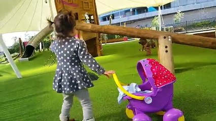 Bebé muñeca divertido chica teniendo poco cerdo patio de recreo emprendedor paseante con Peppa