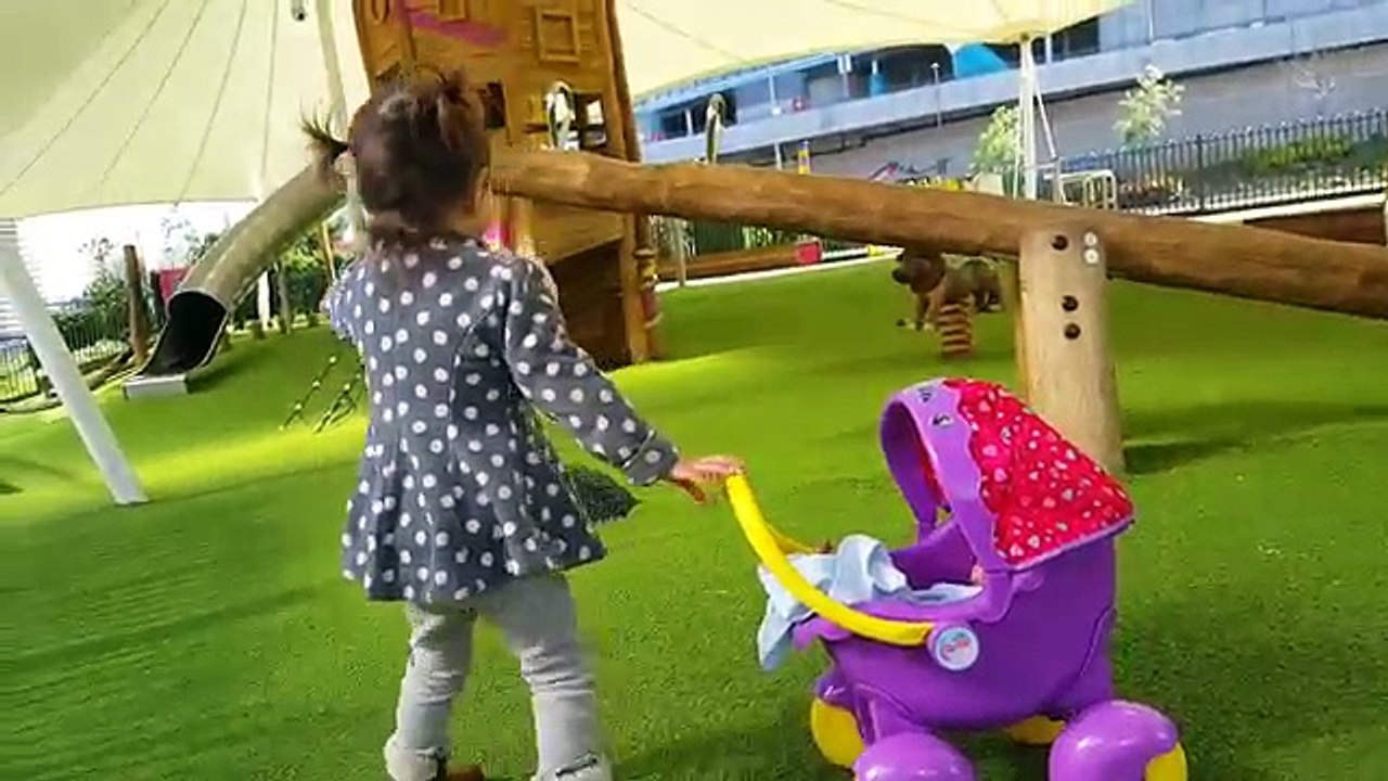 Bebé muñeca divertido chica teniendo poco cerdo patio de recreo emprendedor paseante con Peppa