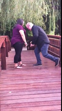 Régis fait sa demande en mariage sur un pont