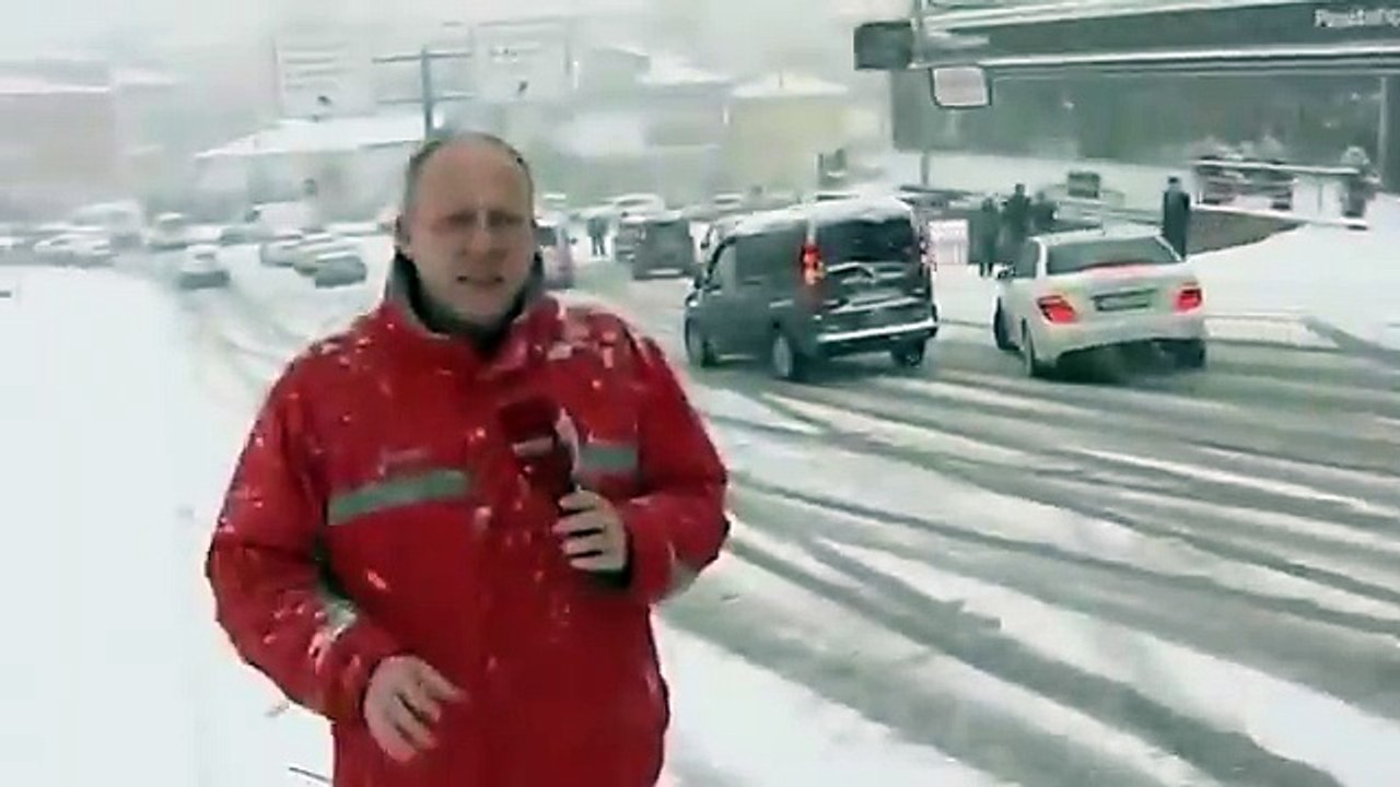 Kaza Yapma Esnasında Kazazedelerle Röportaj Yapan Muhabir