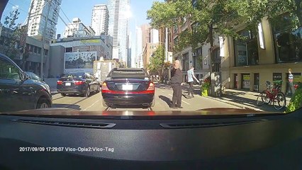 L’équipe de sécurité de Drake intimide un automobiliste