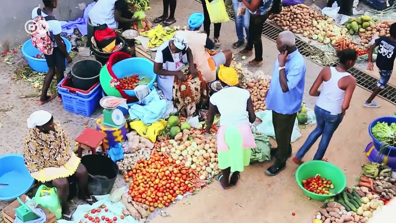 Ärzte für Afrika - Reise zu den Ebolaopfern | DW Deutsch