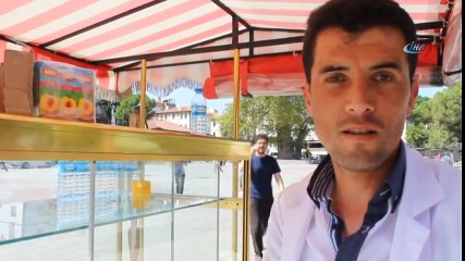 Görmeyen Gözleriyle Ailesine Bakıyor