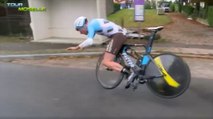 Le guidon d'un cycliste se décroche pendant un contre-la-montre