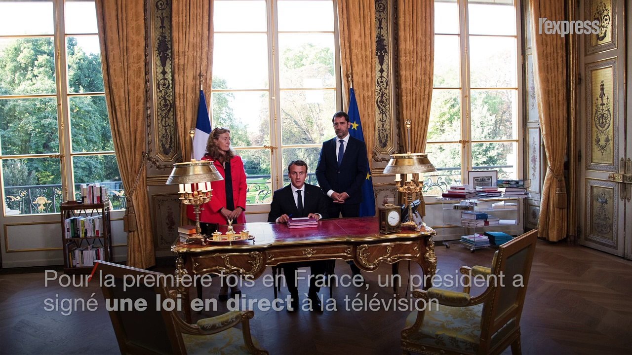 Macron signe la loi de moralisation en direct, une première un peu ratée
