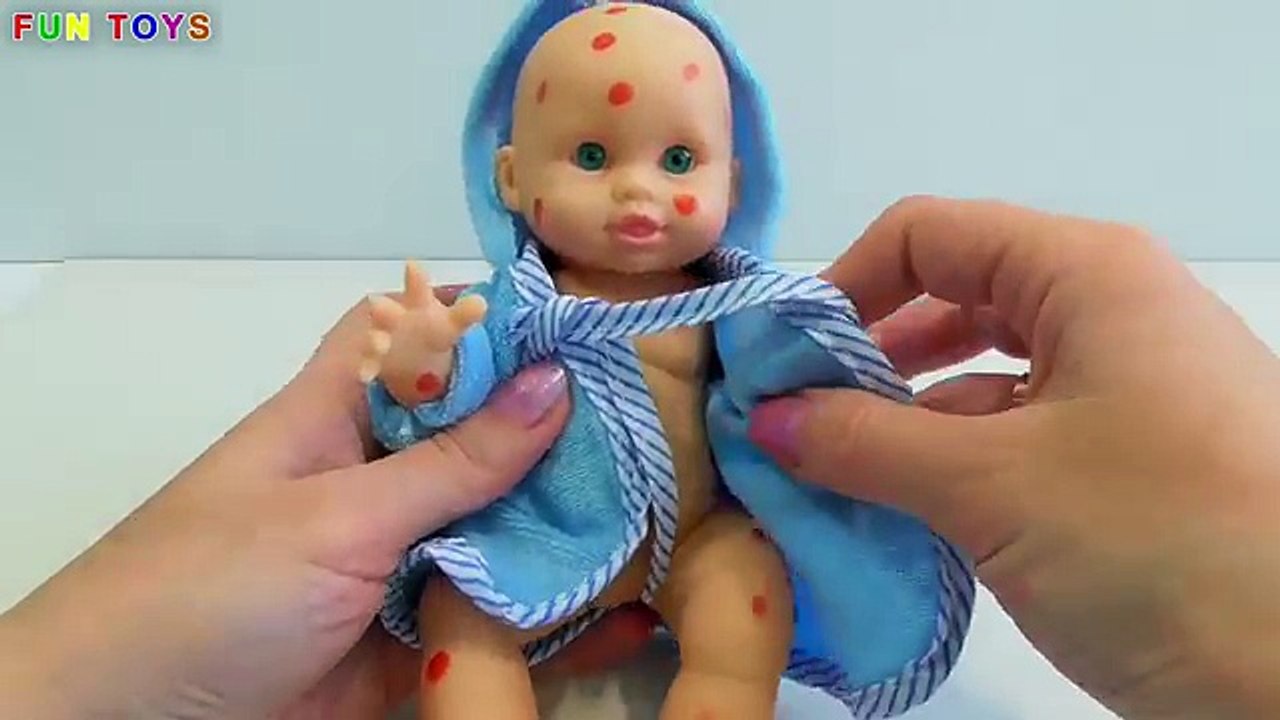 Et bébé varicelle poupée drôle est est est malade seringue vidéo avec Injection