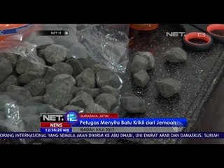 Petugas Sita Batu Krikil dari Jemaah Haji di Surabaya - NET12
