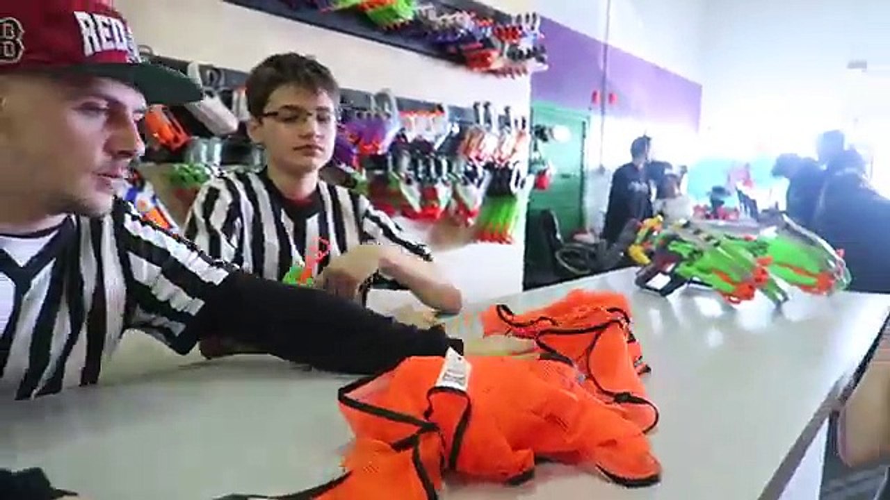 La famille enfants contre guerre Nerf beaherokids 100 beahero vlog