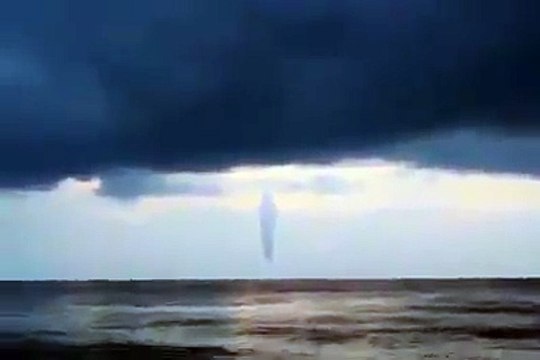 Un nuage mysterieux dans le ciel... Mirage, Tornade???