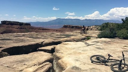 Ce biker a eu beaucoup de chance dans son malheur... Regardez!