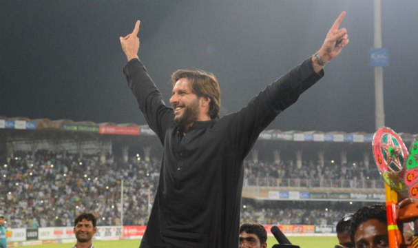 Shahid Afridi and Misbah-ul-Haq Rikshaw Round in Qaddafi Stadium Pak vs World XI 3rd T20 2017 Hd Video