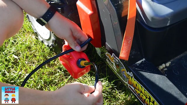 Little Heroes Gas Stealer, Kid Cops with Undercover Cops Funny YouTube Kids Video