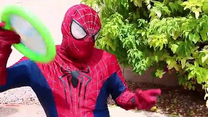 Vivant bébé voiture docteur poupée gelé est est est seringue accident, agitation spiderman Docteur La Peluche dautre