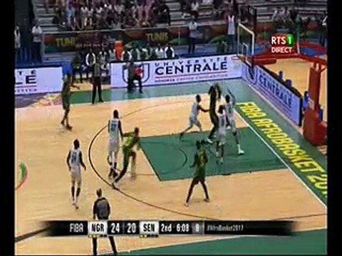 Youssoupha Ndoye brise le plexiglas