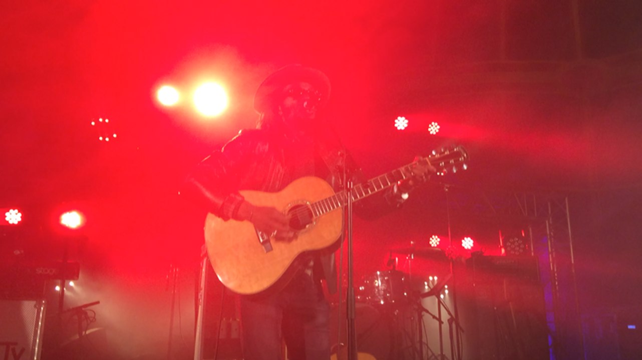 Tété en concert aux Arts Sonnés