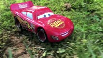 Disney Pixar Cars Lightning McQueen attacked by GIANT ALLIGATOR Discovery Kids Spiderman, Tow Mater