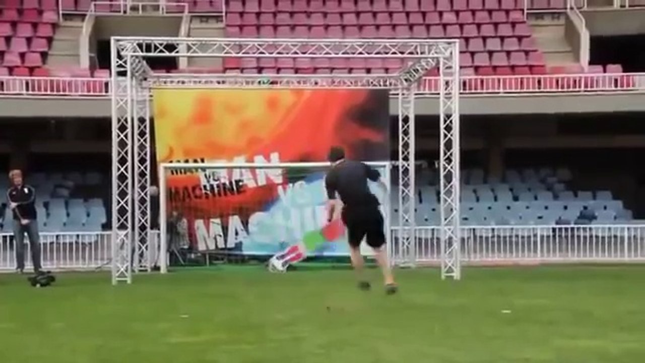 Lionel Messi Vs Robot Goal Keeper. Who is better   - Feed Me Football