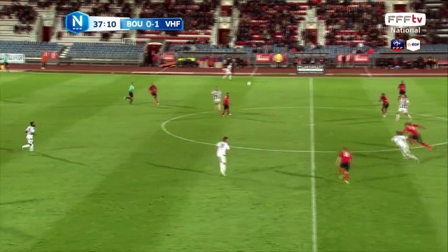 Très bon centre mais défié par la défense.