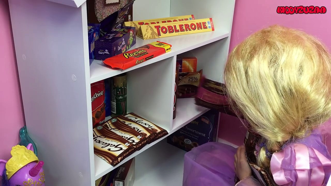 Disney Tangled Rapunzel Vs Maleficent In Real Life Movie Video – CHOCOLATE HOUSE MAKING + Cake!