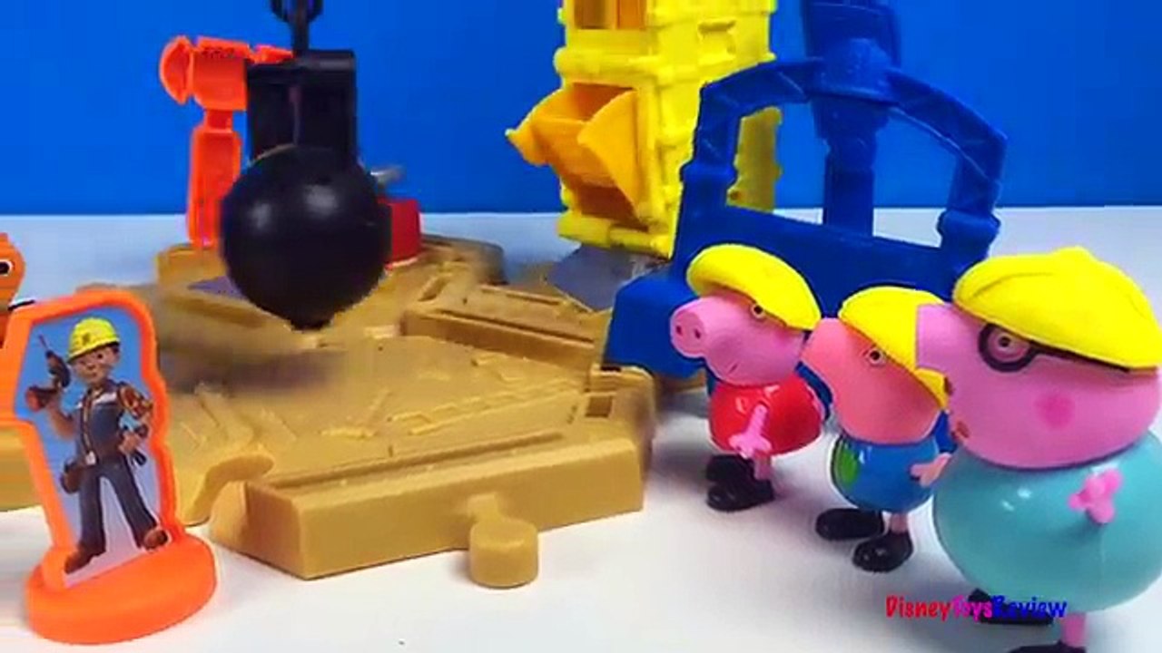 Le constructeur avec étourdi boue et vapeur rouleau purée et moule