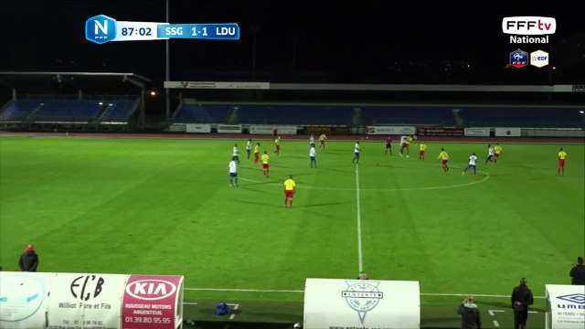 La frappe frôle le poteau !