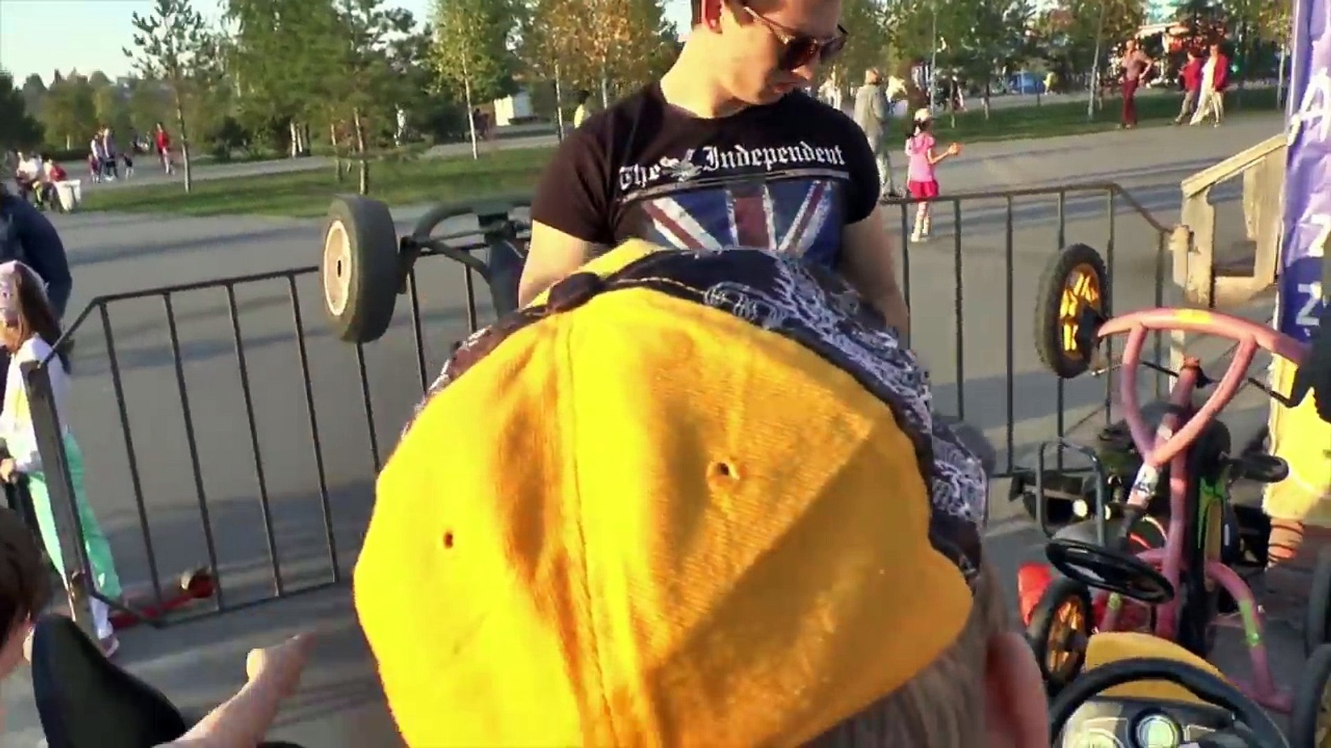 ⁣ВЛОГ Семья катается на велосипедах и машинках в парке Уфа VLOG ride toy car and bicycles