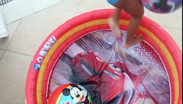 Elif eski deniz kızı kostümü ile yüzmeye karar verdi.Engeleyebildik mi ??? Eğlenceli çocuk videosu