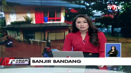 Pasca Banjir Bandang, warga Bersihkan Lumpur dari Rumah