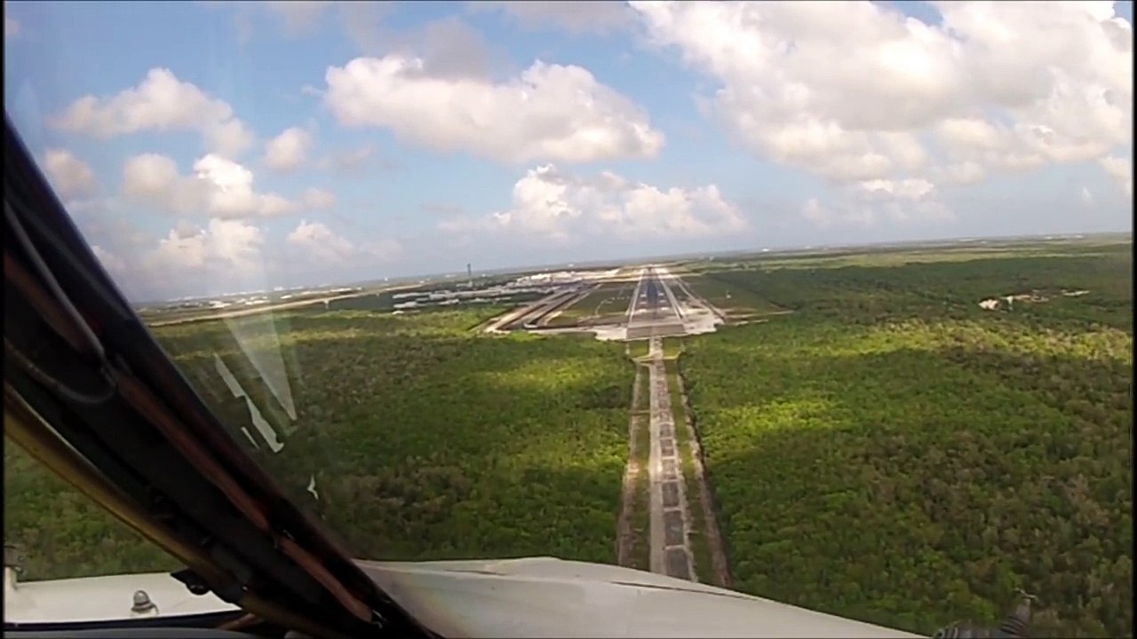 ASI SE VE UN ATERRIZAJE DESDE LA CABINA DE UN AVION, VIRANDO DE BASICO A FINAL PISTA 12R