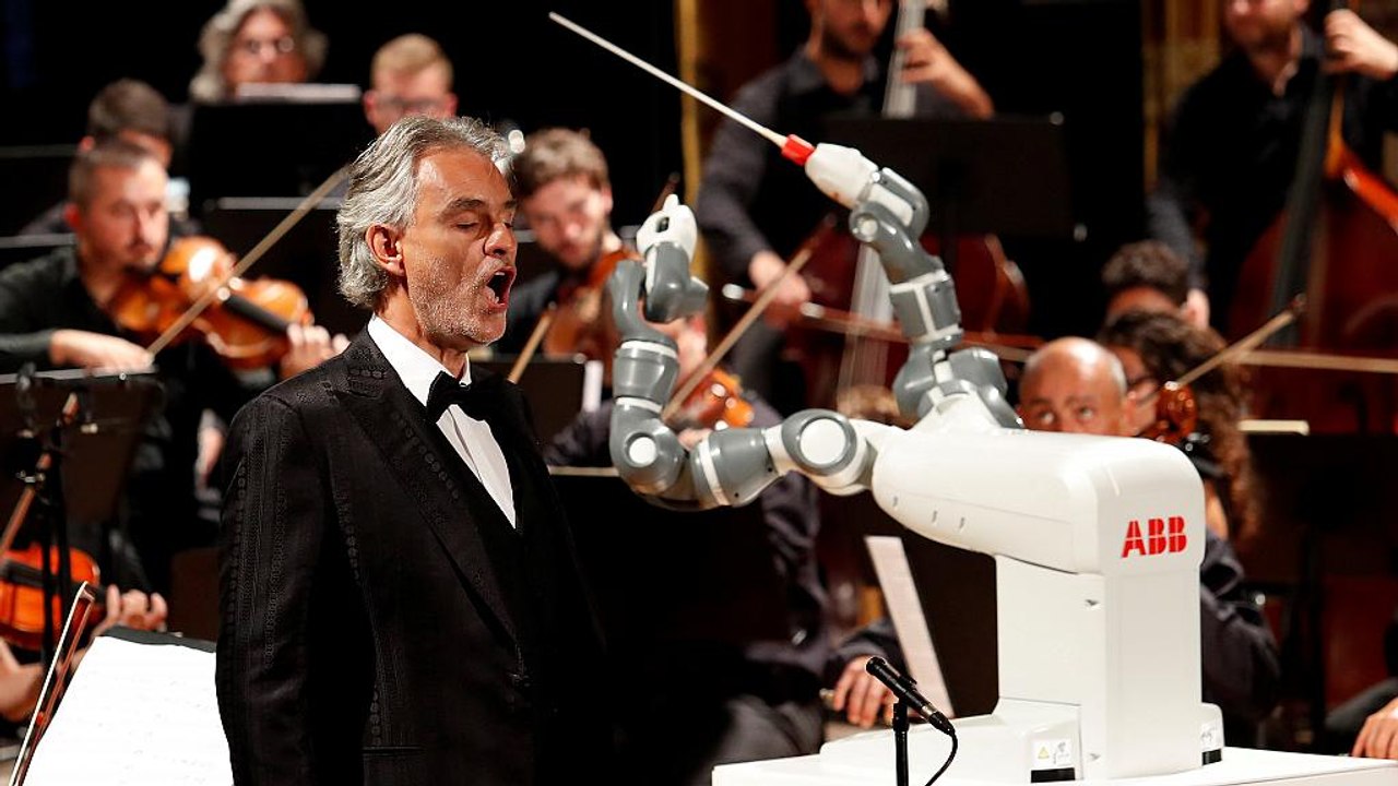 Robotkarmester Bocelli koncertjén