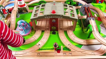 Et des voitures vers le bas pour amis enfants Entrainer les trains lavage avec |