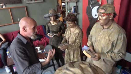 Toplu Taşımada Kitap Okuma Oranını Arttırmak İçin Heykel Oldular