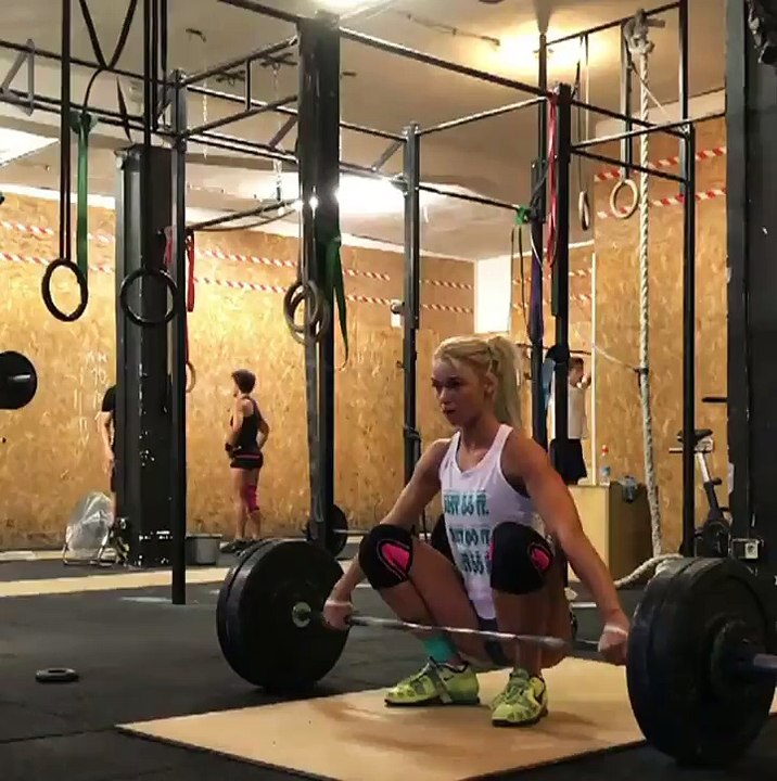 Une blonde sexy dans une salle de sport