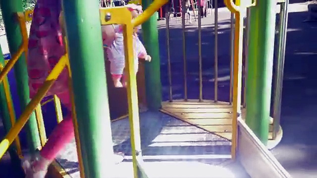 Et bébé poupée dans à lextérieur jouer Cour de récréation ensoleillement le le le le la jouet avec hd