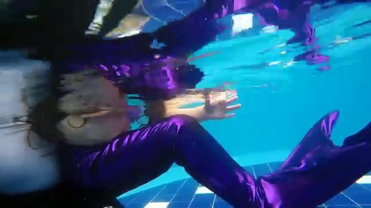 Cauda de Sereia da Lulu na piscina de maiô - menina sereia