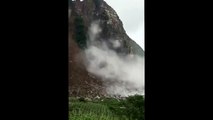 une montagne entière s'effondre par des pluies diluviennes