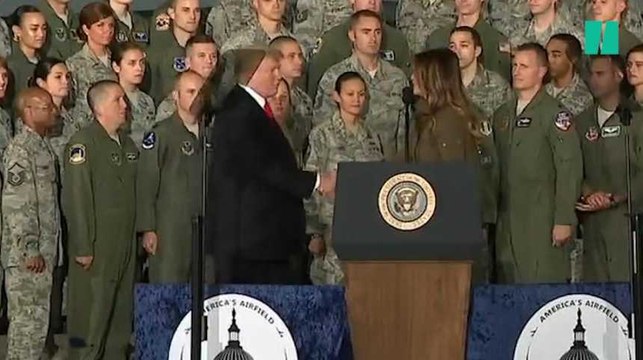 Cette étrange poignée de main entre Donald et Melania Trump n'est pas passée inaperçue
